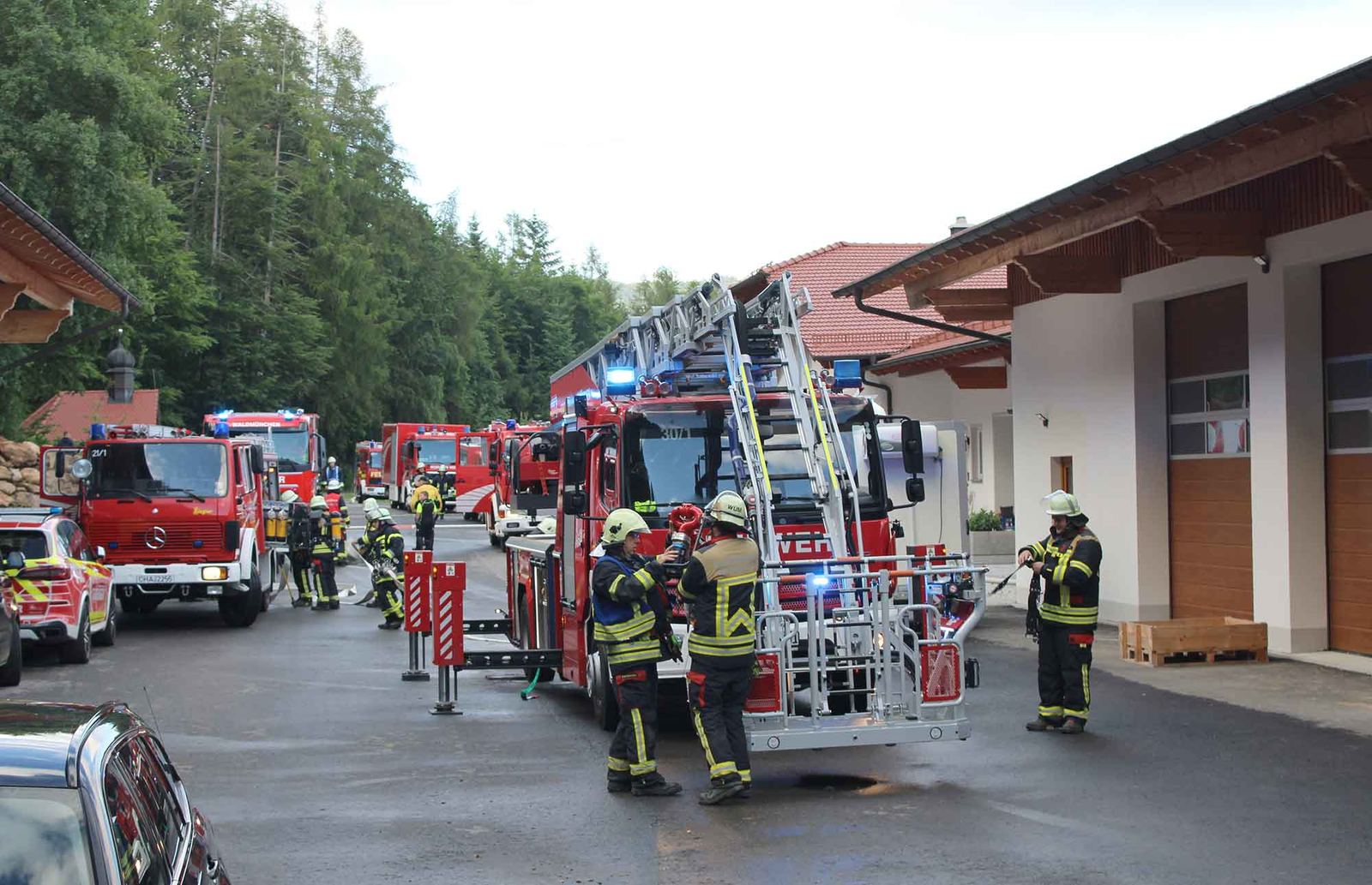 Durch die Rettungsgasse konnte die Waldmünchener Drehleiter bis nahe zum Brandherd.