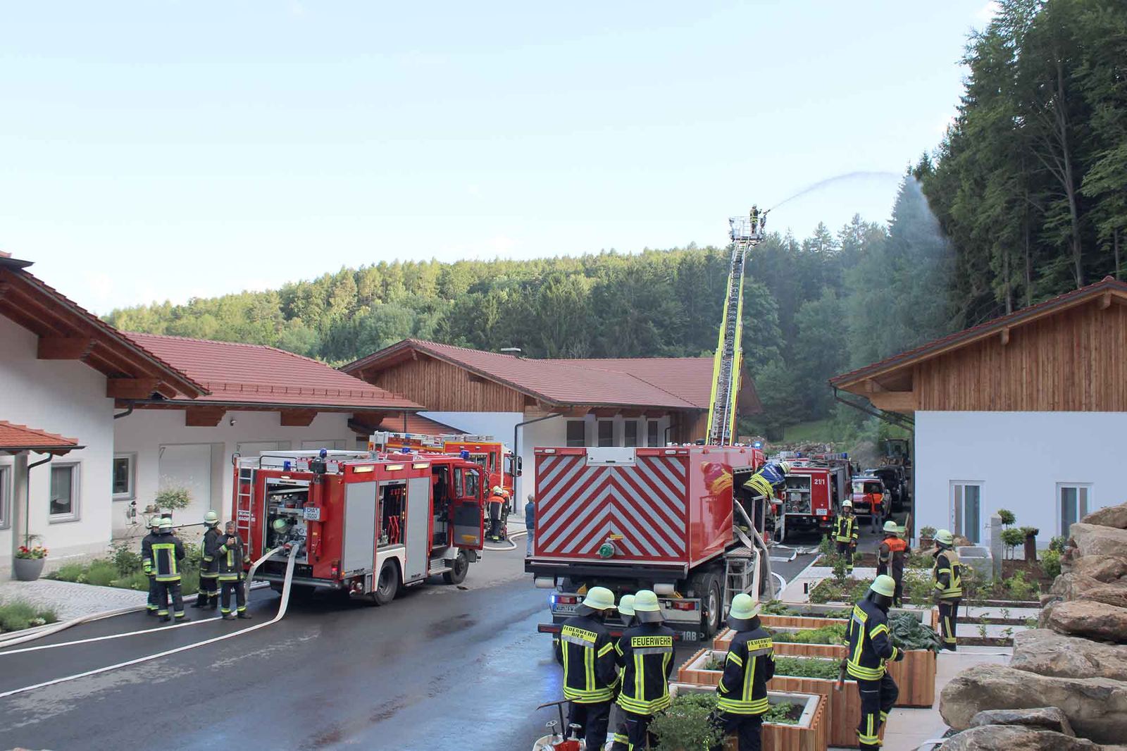 Mit der Drehleiter wurde ein Übergriff der Flammen auf den Wald verhindert.