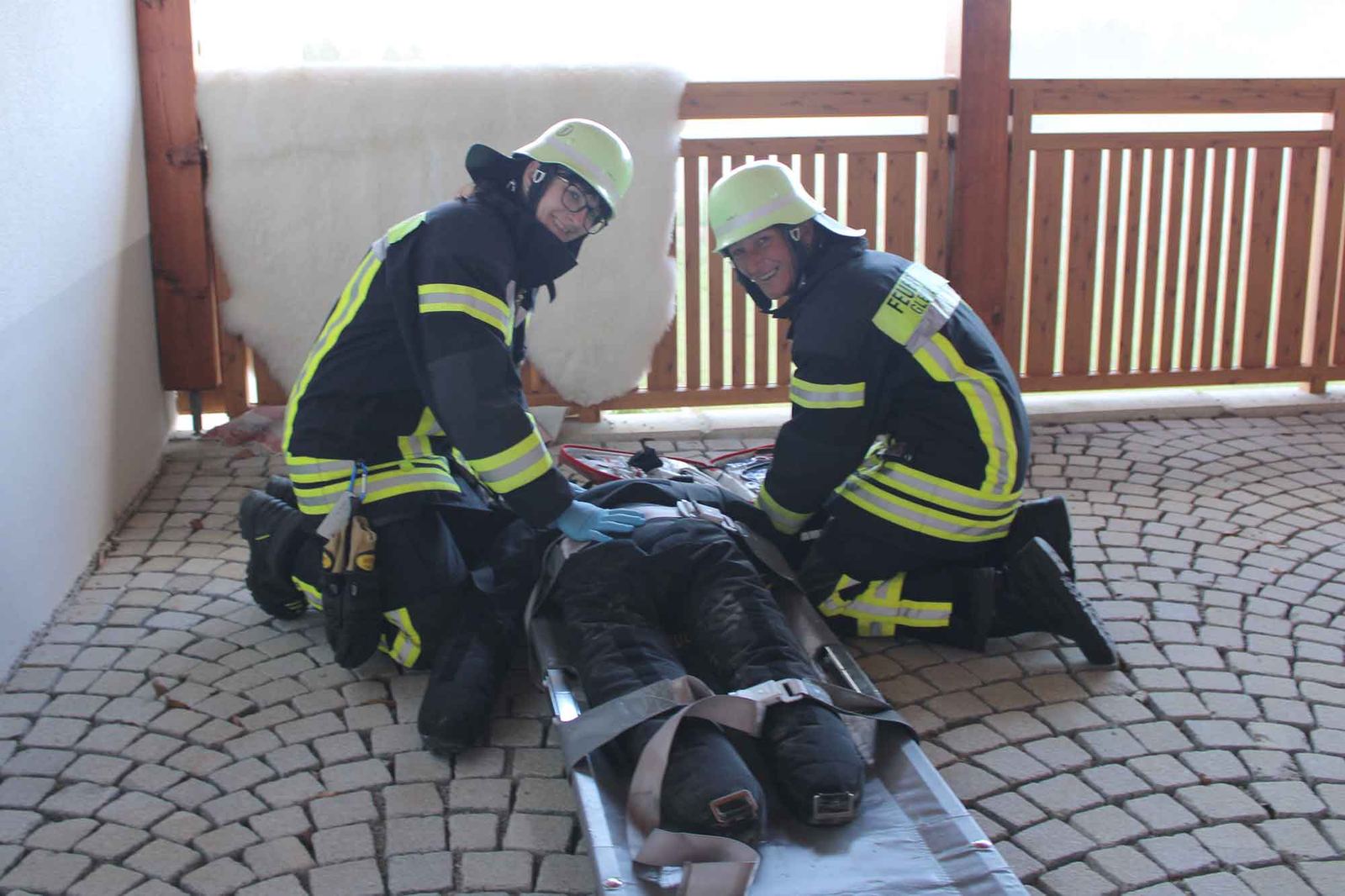 Zwei Feuerwehrfrauen bargen die erste vermisste Person.