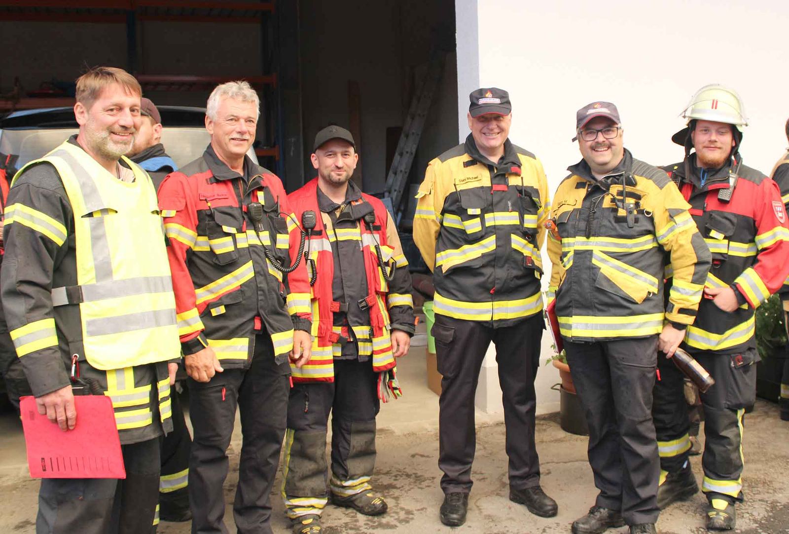 Sie hatten alles bestens im Blick (v. l.): Einsatzleiter Mario Schmitzberger, Kreisbrandmeister Markus Hierstetter, Kreisbrandmeister Stefan Heitzer, Kreisbrandrat Michael Stahl, Kreisbrandinspektor Mario Bierl und Kreisbrandmeister Michael Gutscher.