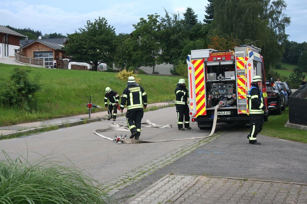 Die Feuerwehr Lixenried versorgte den Gleißenberger Tankwagen über einen Unterflurhydranten.