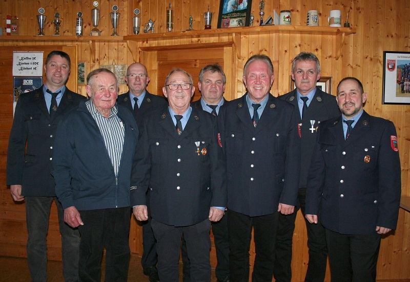 Vorstand Thomas Weingärtner (r.) und Vizevorstand Anton Saurer (l.) nahmen die Ehrungen für Vereinstreue vor.