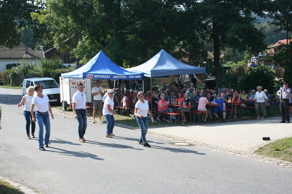 Die Line Dancer aus Michelsdorf sorgten für gute Stimmung am Dorfplatz.