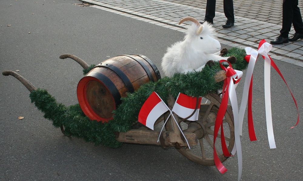 Die Karre samt Bierfass und Ziegenbock.