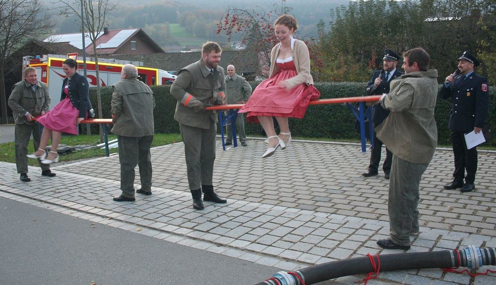 Festmutter und Festbraut wurden zehnmal in die Höhe geschnellt.