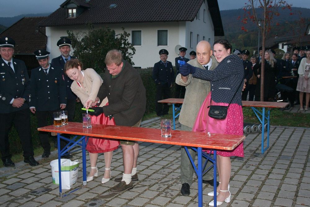 Festbraut und Schirmherr sowie Vizevorstand und Festmutter mussten mit Wasserpistolen …