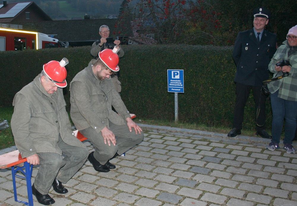 … die Teelichter auf den Helmen vom ersten und zweiten Festleiter auslöschen.