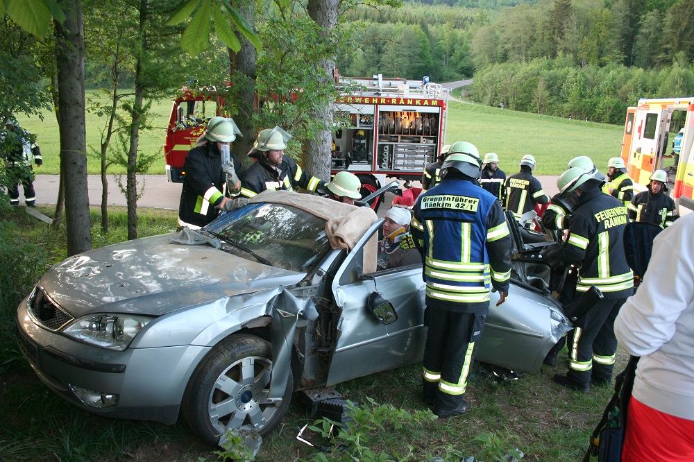 Innerhalb kürzester Zeit war der Unfallwagen komplett zerlegt.