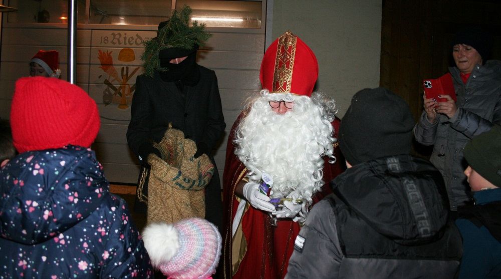 Alle Hände voll zu tun hatten der Nikolaus und der Krampus.