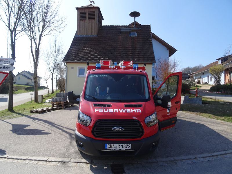Das Tragkraftspritzenfahrzeug der FF Ried vor dem Gerätehaus